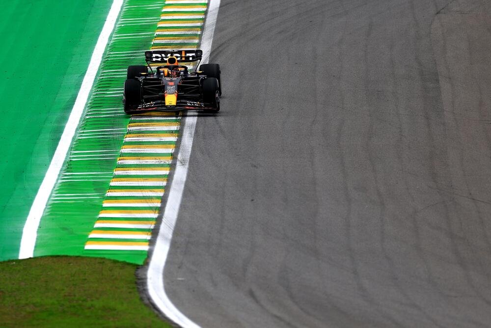 Max Verstappen in pista nelle prove libere del GP del Brasile 2023 di F1