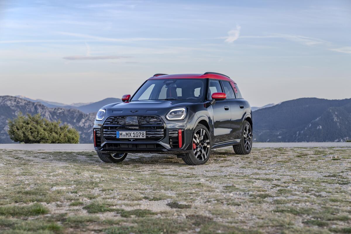 Nuova MINI Countryman JCW, tutti i dettagli sul crossover da 300 CV