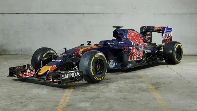 Formula 1. All'asta cimeli dell'AlphaTauri tra cui la STR11 di Max Verstappen