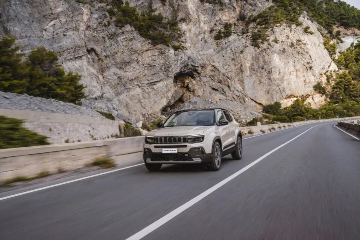 Jeep Avenger, ecco la nuova versione ibrida (4)