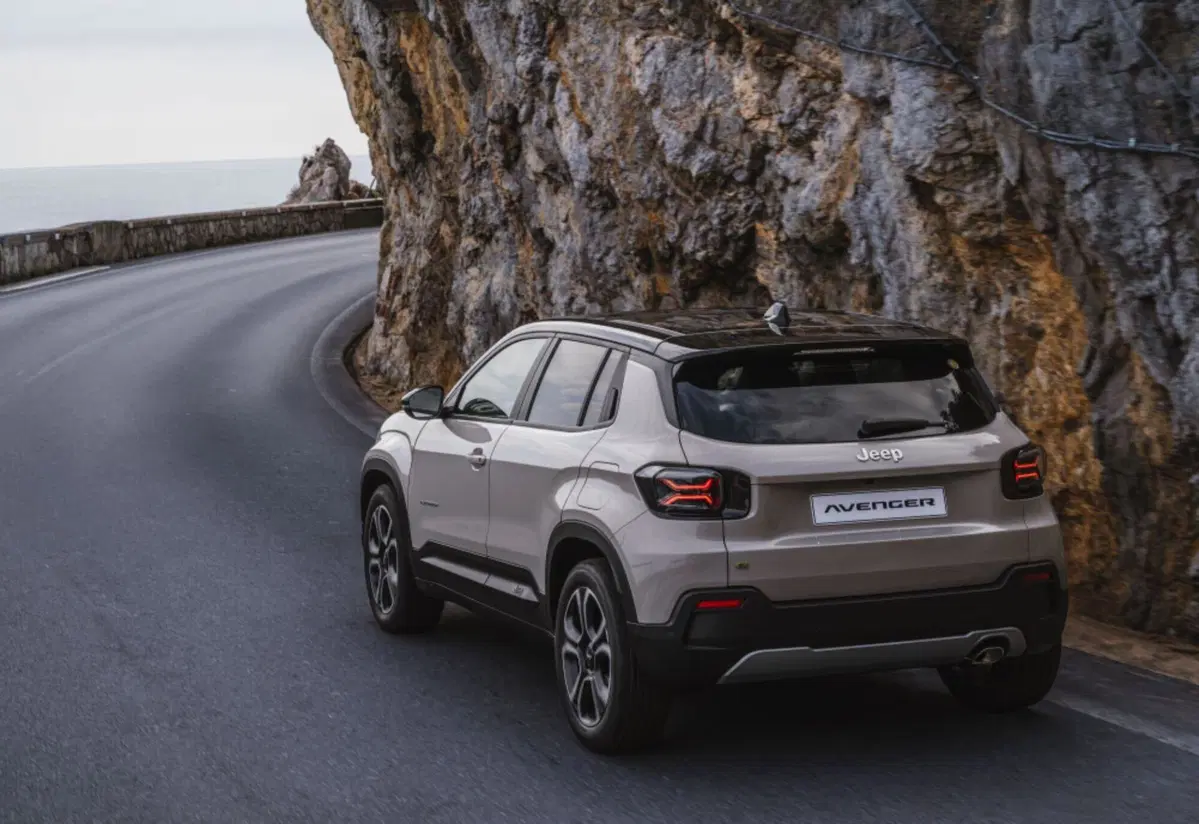 Jeep Avenger, ecco la nuova versione ibrida (3)