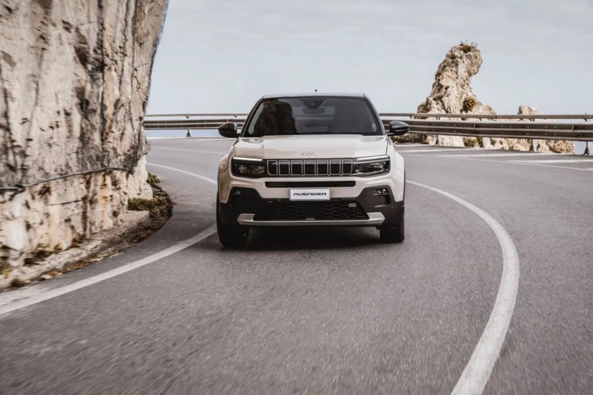 Jeep Avenger, ecco la nuova versione ibrida (8)