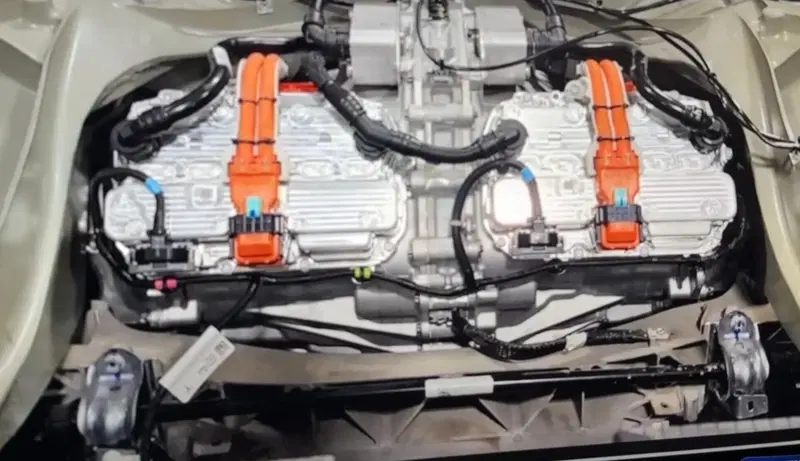 Una vista da sotto del Tesla Cybertruck a tre motori; l'asse posteriore &egrave; sterzante
