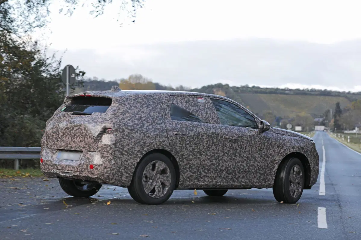 Opel Grandland, ecco il prototipo della nuova generazione [Foto Spia] (5)