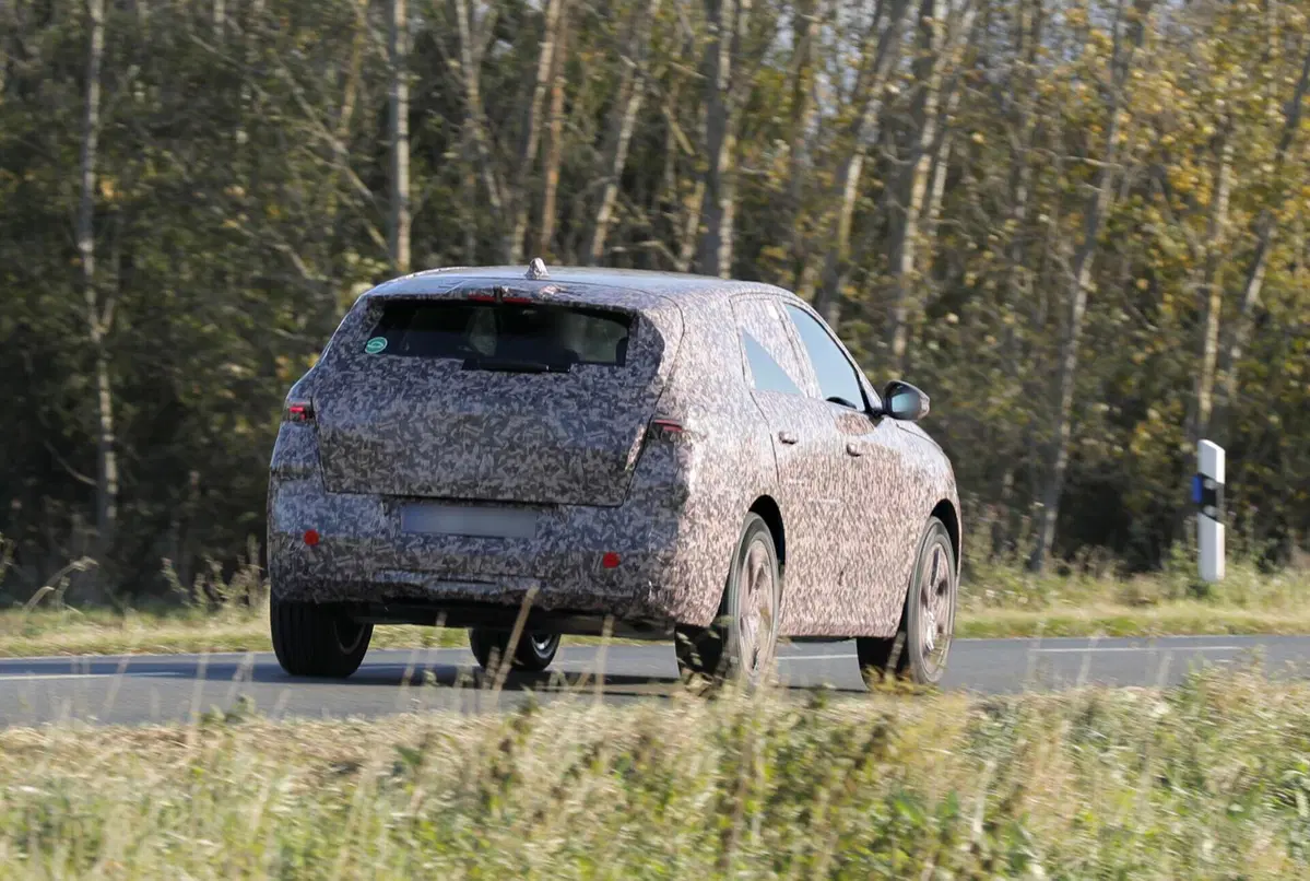 Opel Grandland, ecco il prototipo della nuova generazione [Foto Spia] (17)
