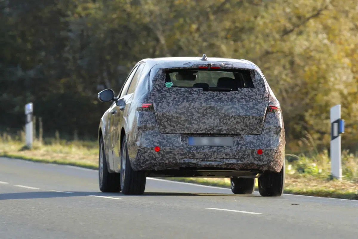 Opel Grandland, ecco il prototipo della nuova generazione [Foto Spia] (23)