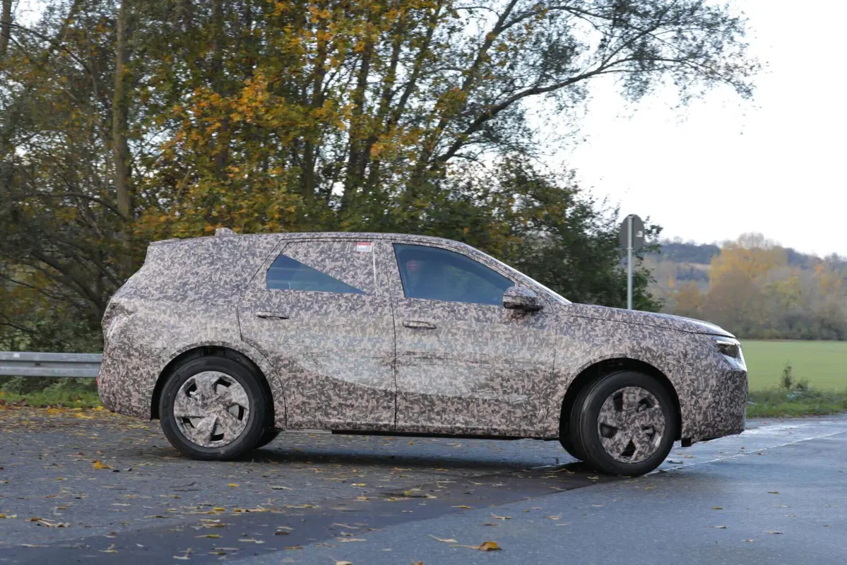 Opel Grandland, ecco il prototipo della nuova generazione [Foto Spia] (24)