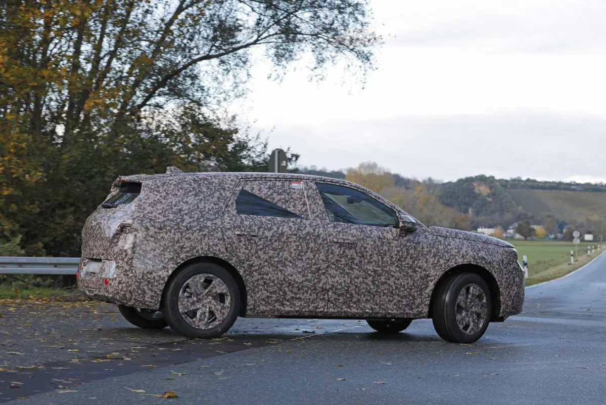 Opel Grandland, ecco il prototipo della nuova generazione [Foto Spia] (26)
