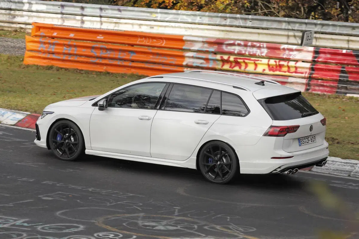 Volkswagen Golf R 2024, ecco il nuovo facelift [Foto Spia] (2)
