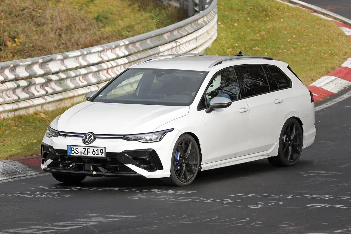 Volkswagen Golf R 2024, ecco il nuovo facelift [Foto Spia] (3)