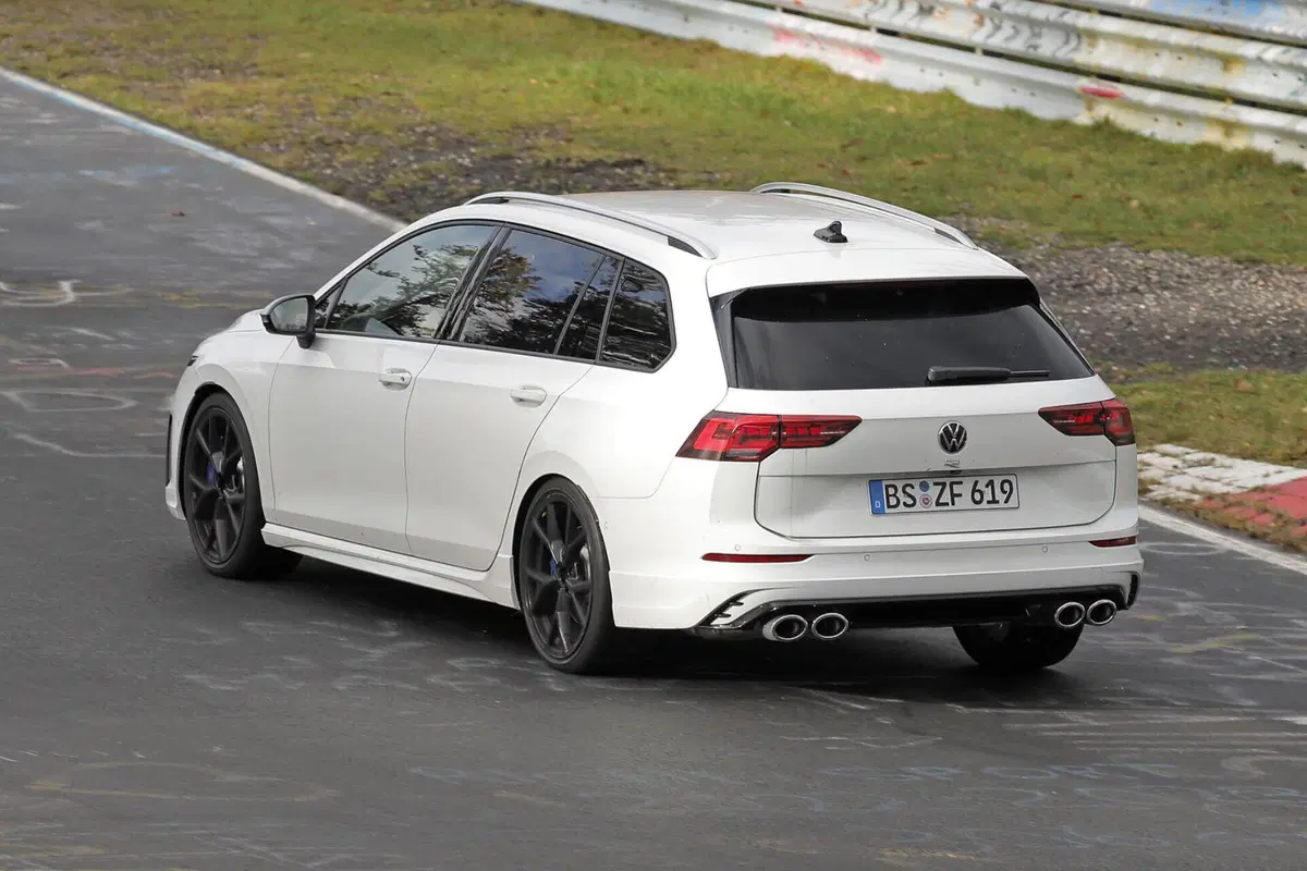 Volkswagen Golf R 2024, ecco il nuovo facelift [Foto Spia] (4)