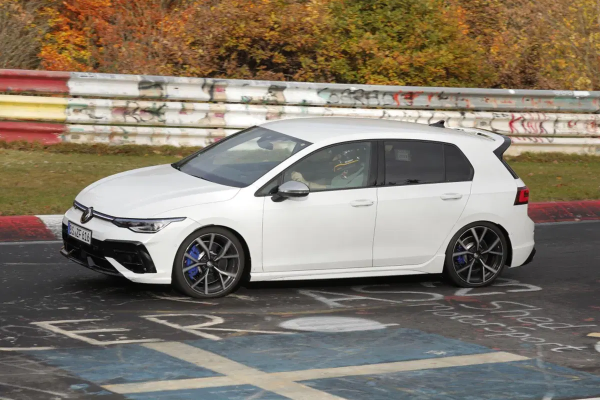 Volkswagen Golf R 2024, ecco il nuovo facelift [Foto Spia] (5)