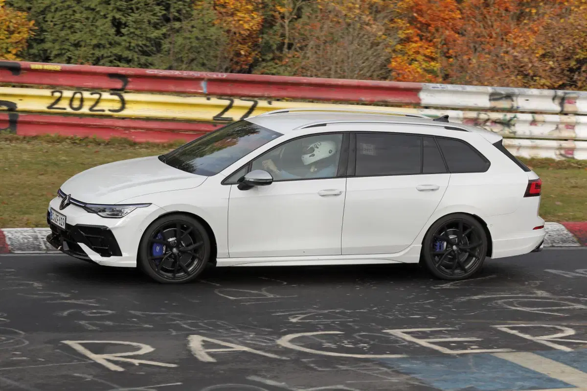 Volkswagen Golf R 2024, ecco il nuovo facelift [Foto Spia] (6)