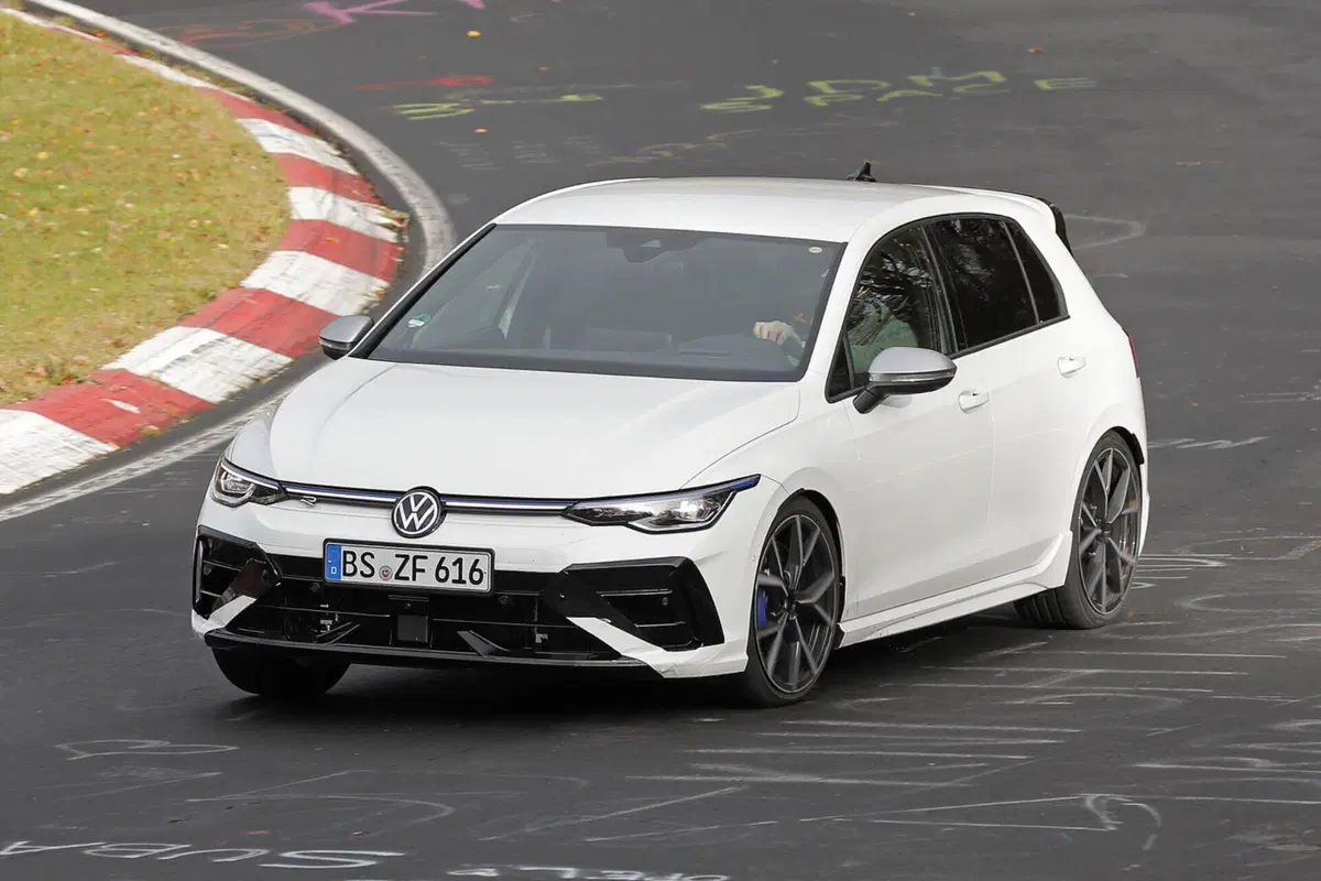 Volkswagen Golf R 2024, ecco il nuovo facelift [Foto Spia] (8)