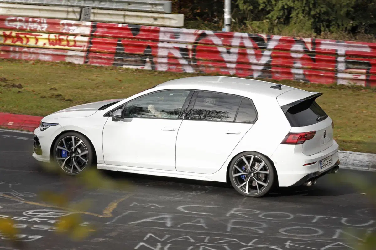 Volkswagen Golf R 2024, ecco il nuovo facelift [Foto Spia] (9)