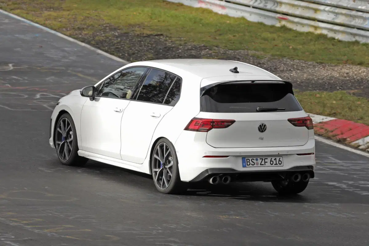 Volkswagen Golf R 2024, ecco il nuovo facelift [Foto Spia] (10)