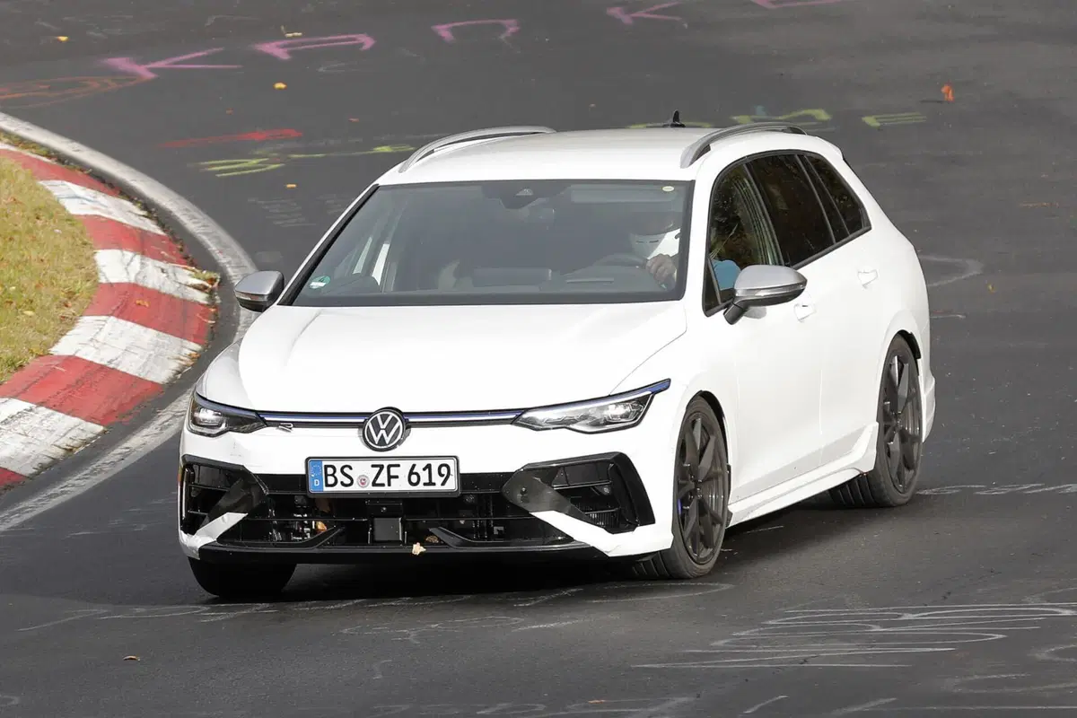 Volkswagen Golf R 2024, ecco il nuovo facelift [Foto Spia] (12)
