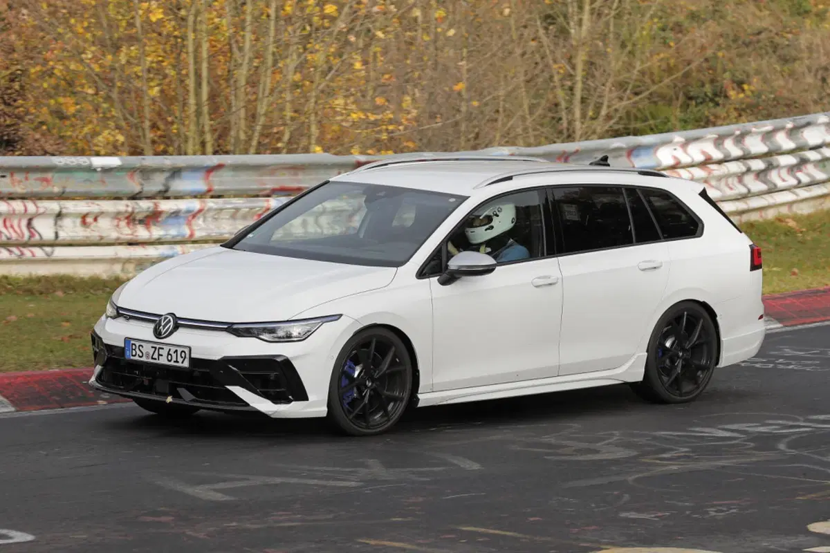 Volkswagen Golf R 2024, ecco il nuovo facelift [Foto Spia] (13)