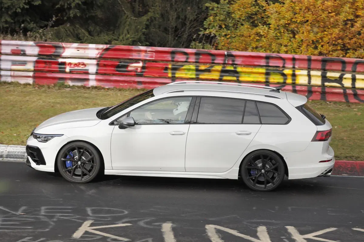 Volkswagen Golf R 2024, ecco il nuovo facelift [Foto Spia] (14)