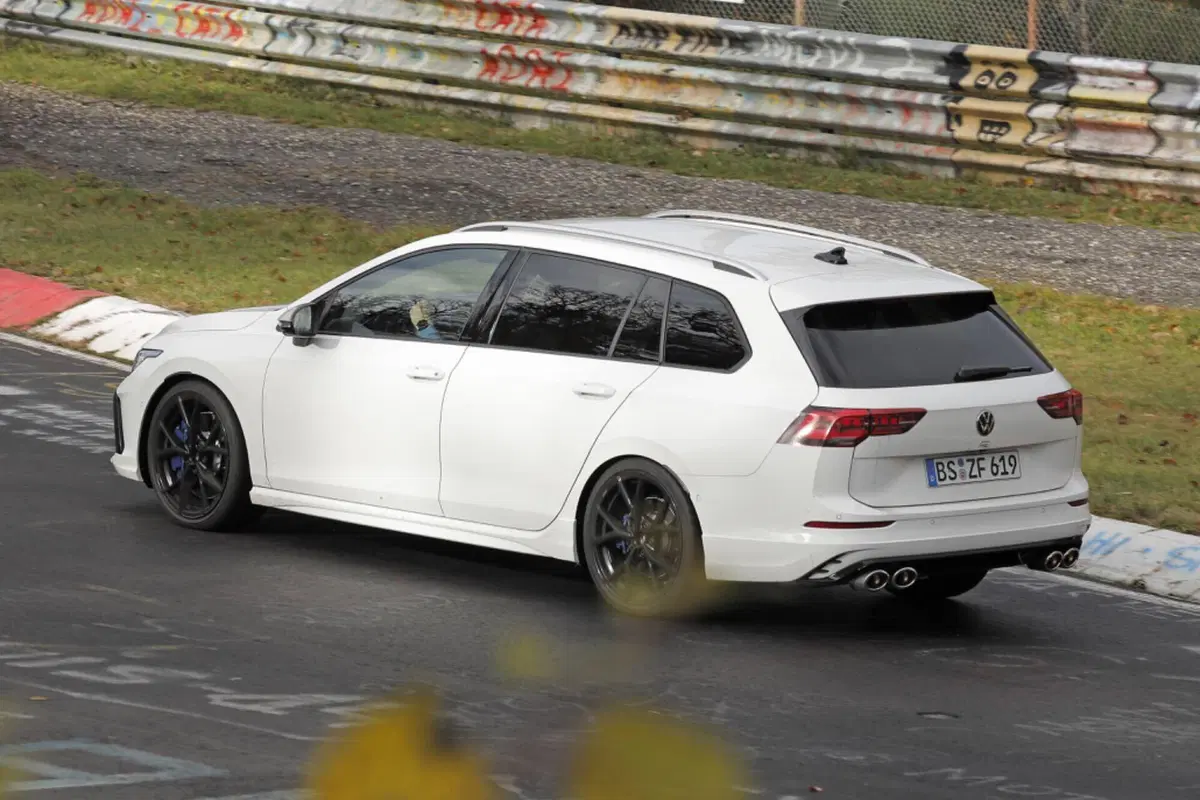 Volkswagen Golf R 2024, ecco il nuovo facelift [Foto Spia] (15)