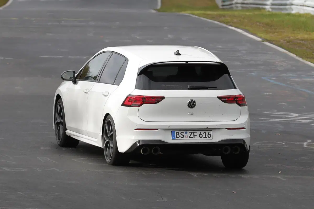 Volkswagen Golf R 2024, ecco il nuovo facelift [Foto Spia] (11)