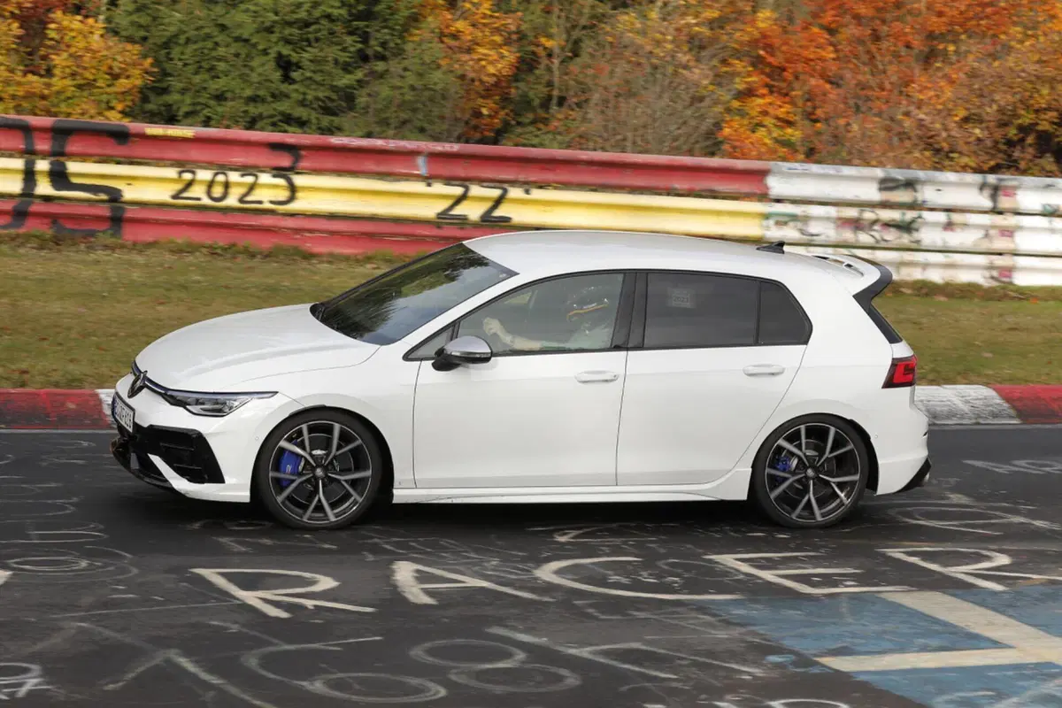 Volkswagen Golf R 2024, ecco il nuovo facelift [Foto Spia] (16)