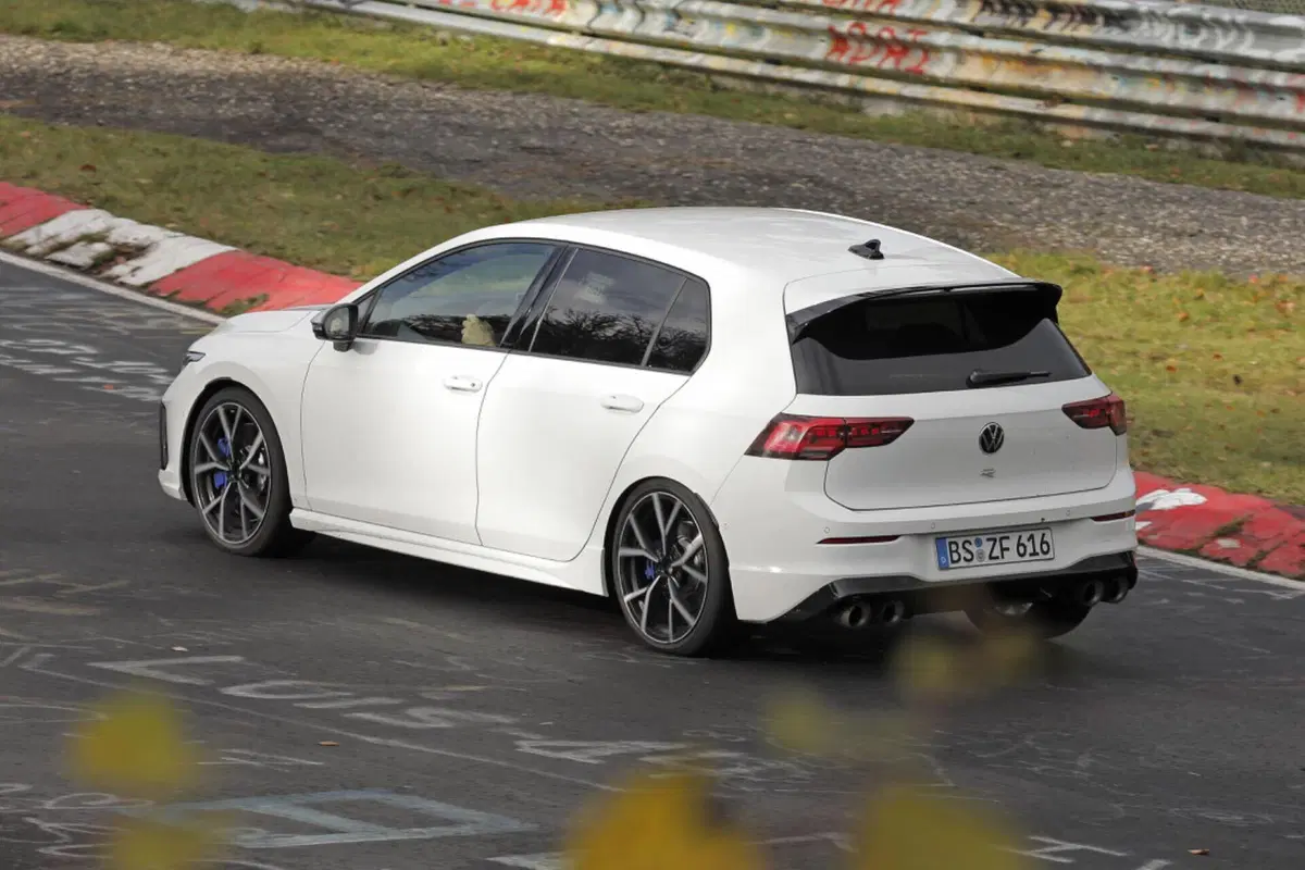 Volkswagen Golf R 2024, ecco il nuovo facelift [Foto Spia] (17)