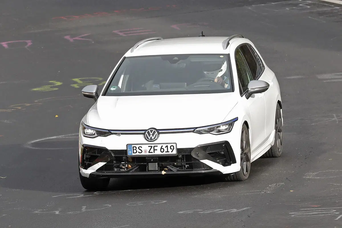 Volkswagen Golf R 2024, ecco il nuovo facelift [Foto Spia] (7)