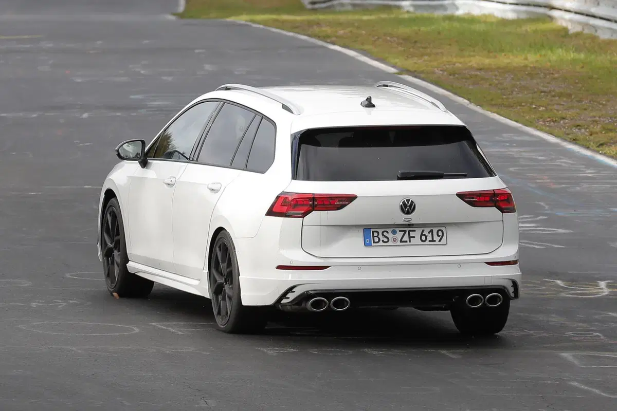 Volkswagen Golf R 2024, ecco il nuovo facelift [Foto Spia] (18)
