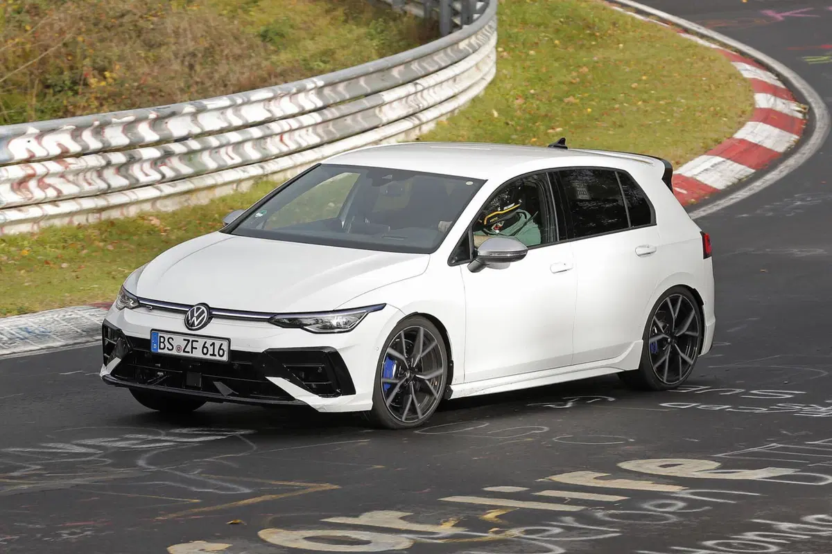 Volkswagen Golf R 2024, ecco il nuovo facelift [Foto Spia] (19)