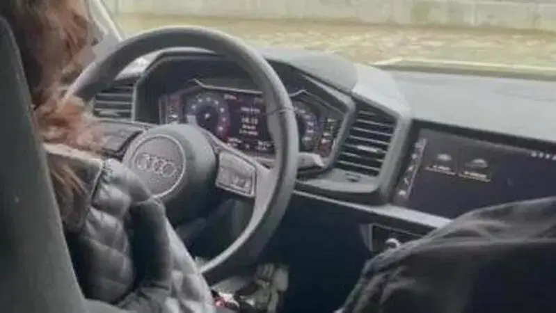 L'auto "speciale" per una persona speciale: si guida con i piedi e comandi vocali