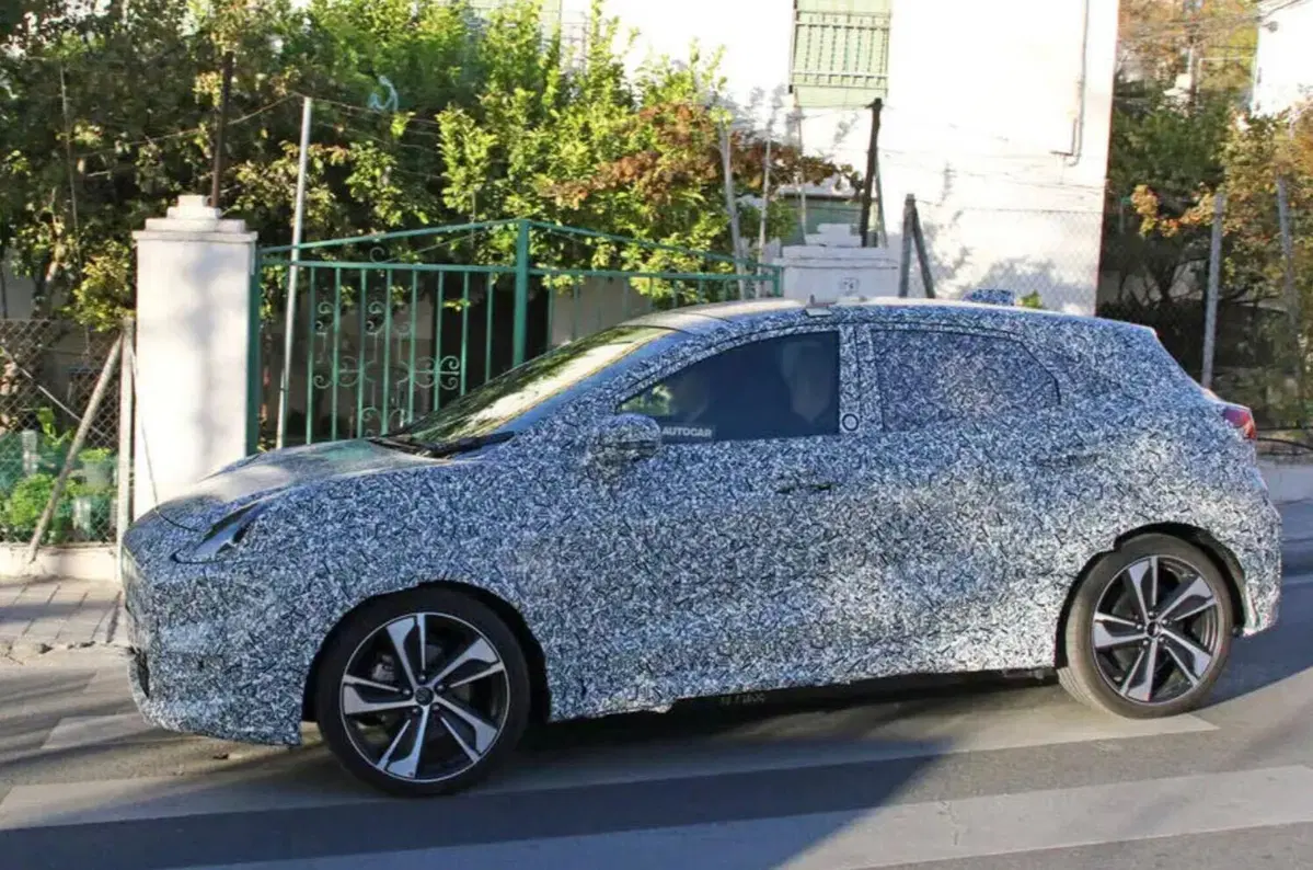 Ford Puma, l’elettrica è in arrivo nel 2024 [Foto Spia] (2)