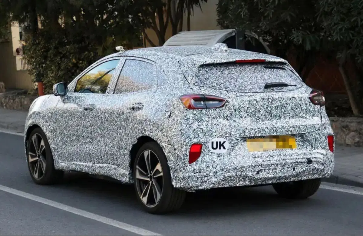Ford Puma, l’elettrica è in arrivo nel 2024 [Foto Spia] (3)