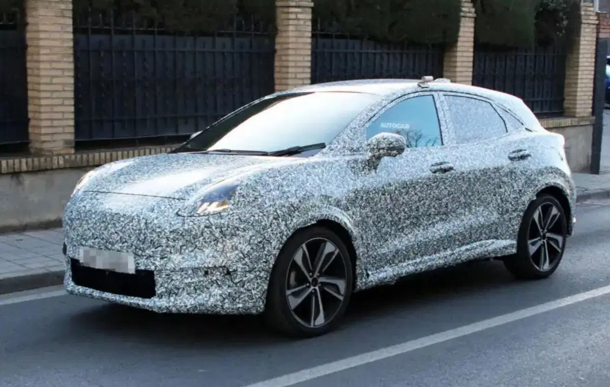 Ford Puma, l’elettrica è in arrivo nel 2024 [Foto Spia] (4)