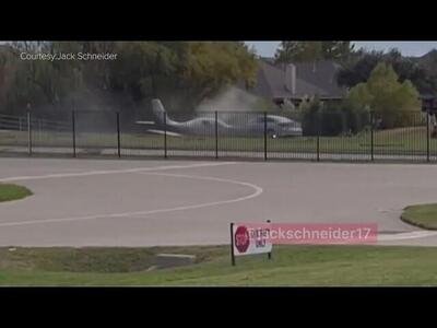 Aeroplano si schianta contro auto [VIDEO]
