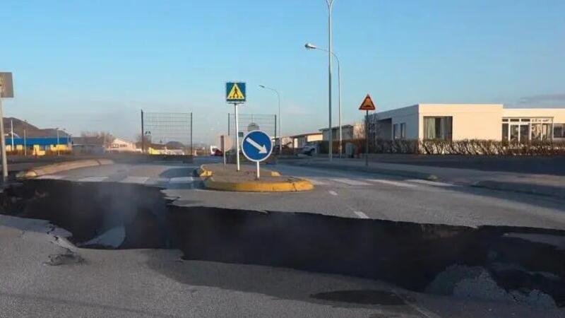 La strada in Islanda divisa in due 