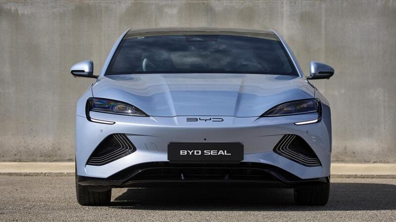 BYD Seal: al volante della top elettrica made in Cina. Batte la Tesla Model 3?