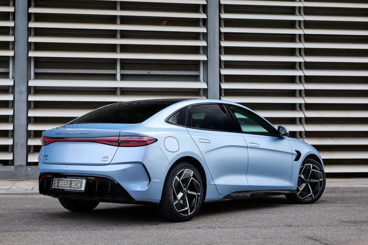 BYD Seal: al volante della top elettrica made in Cina. Batte la Tesla Model 3?