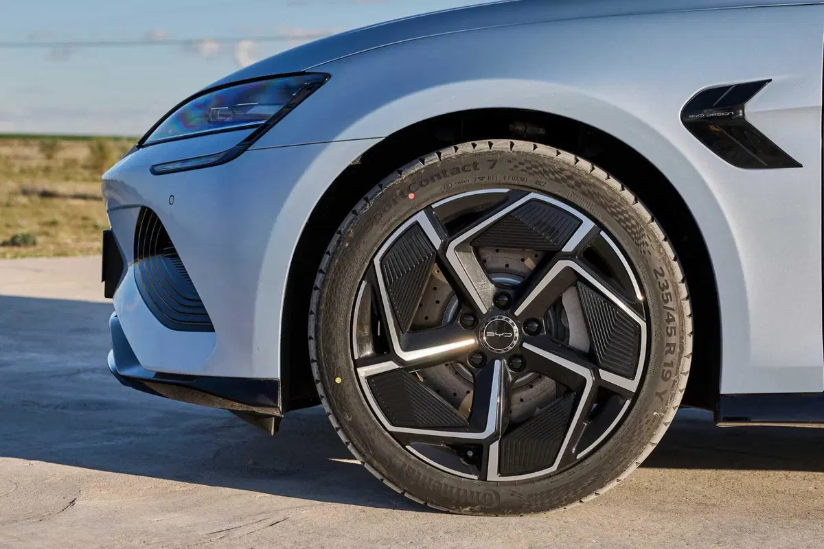 BYD Seal: al volante della top elettrica made in Cina. Batte la Tesla Model 3? (12)