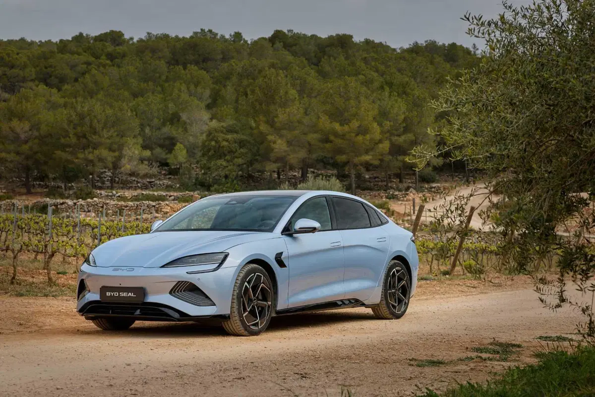 BYD Seal: al volante della top elettrica made in Cina. Batte la Tesla Model 3? (32)