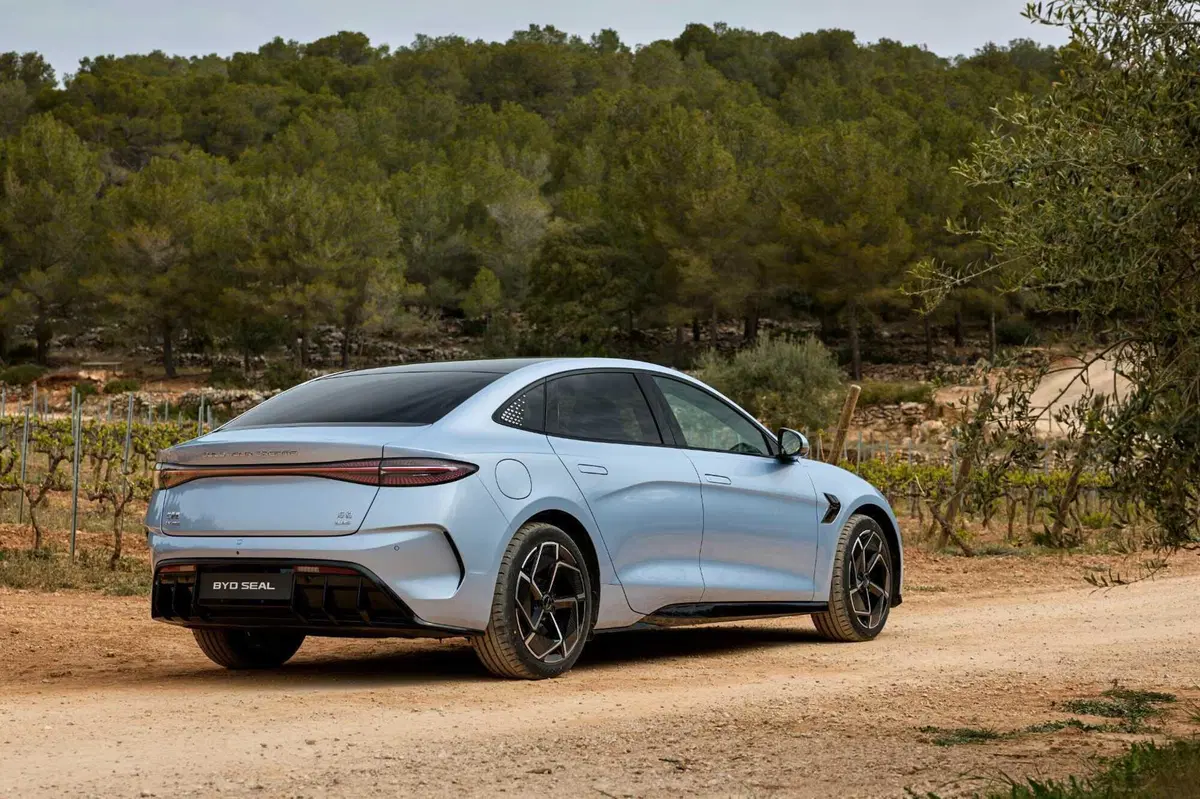 BYD Seal: al volante della top elettrica made in Cina. Batte la Tesla Model 3? (33)
