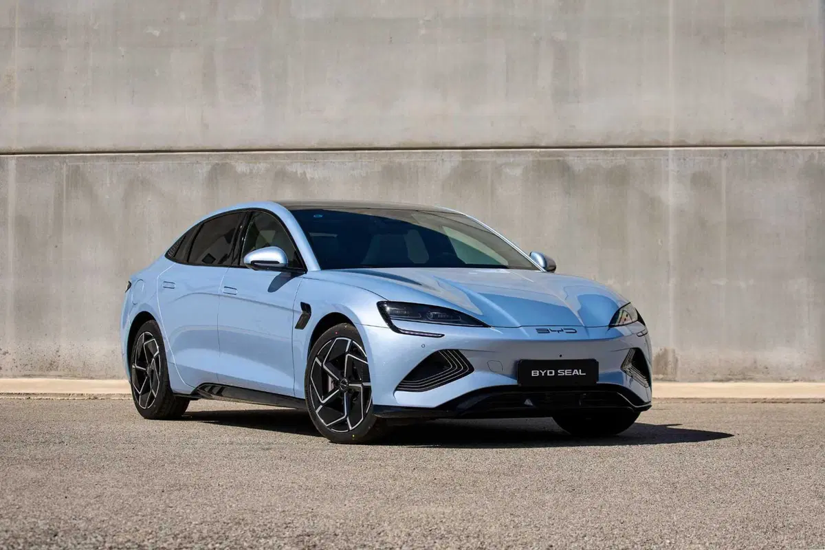 BYD Seal: al volante della top elettrica made in Cina. Batte la Tesla Model 3? (35)