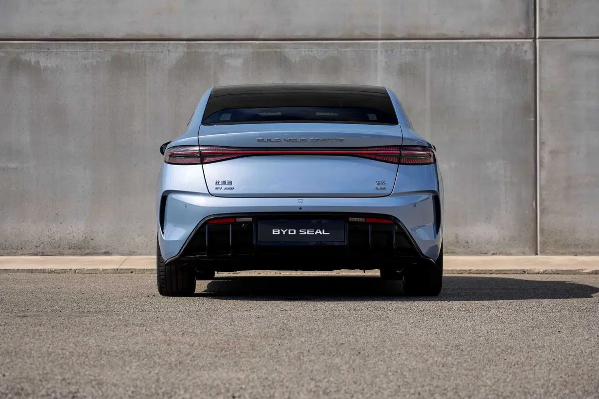BYD Seal: al volante della top elettrica made in Cina. Batte la Tesla Model 3? (38)