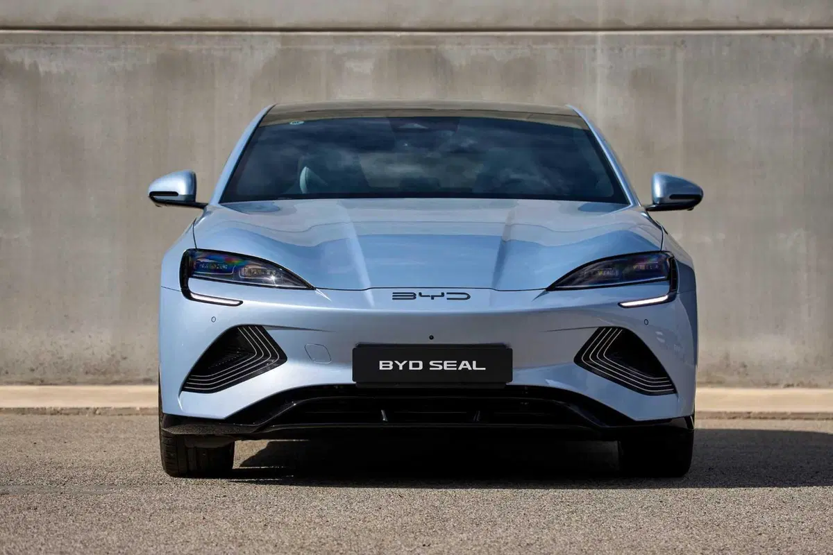 BYD Seal: al volante della top elettrica made in Cina. Batte la Tesla Model 3? (40)