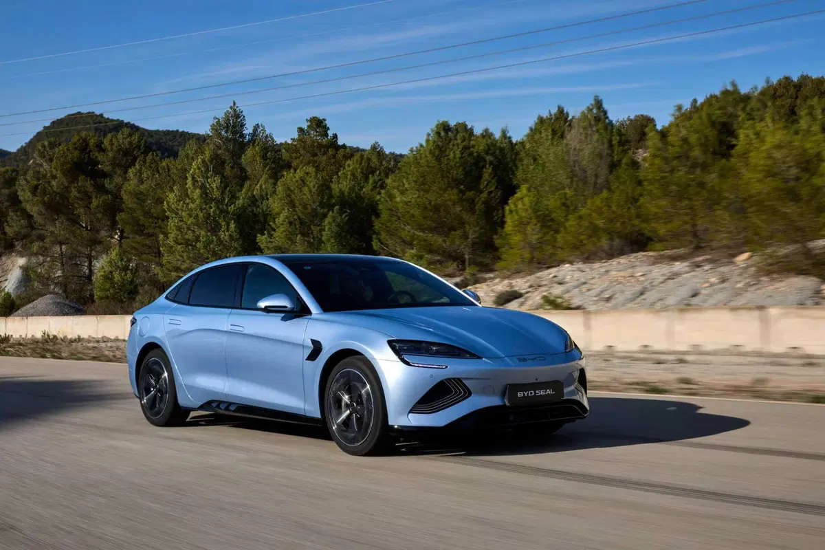 BYD Seal: al volante della top elettrica made in Cina. Batte la Tesla Model 3? (42)