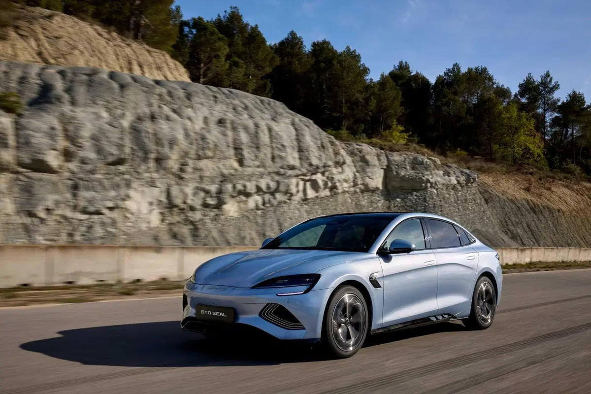 BYD Seal: al volante della top elettrica made in Cina. Batte la Tesla Model 3? (43)