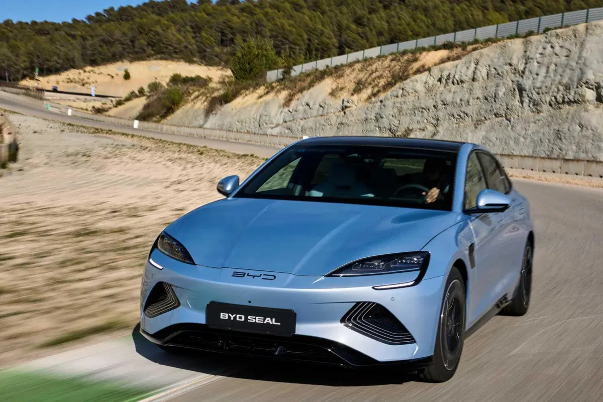 BYD Seal: al volante della top elettrica made in Cina. Batte la Tesla Model 3? (45)