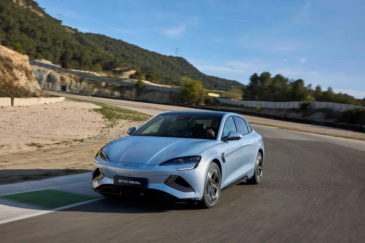 BYD Seal: al volante della top elettrica made in Cina. Batte la Tesla Model 3? (46)