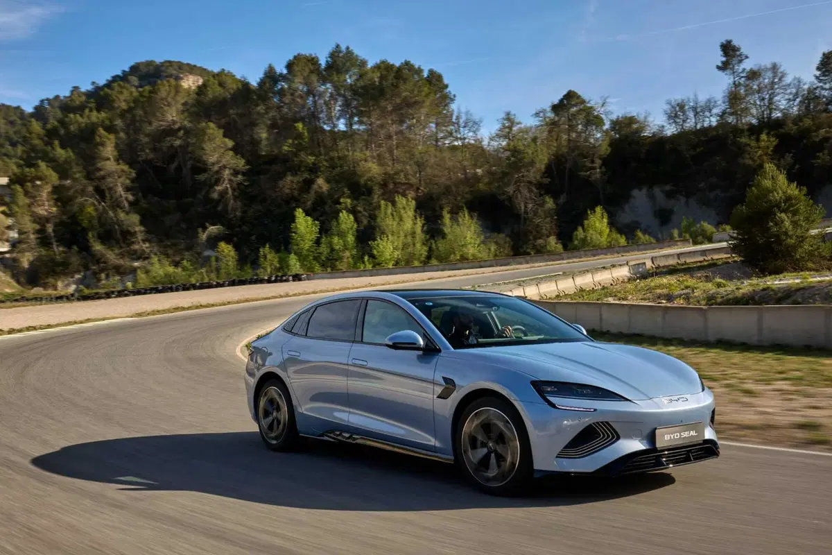 BYD Seal: al volante della top elettrica made in Cina. Batte la Tesla Model 3? (48)