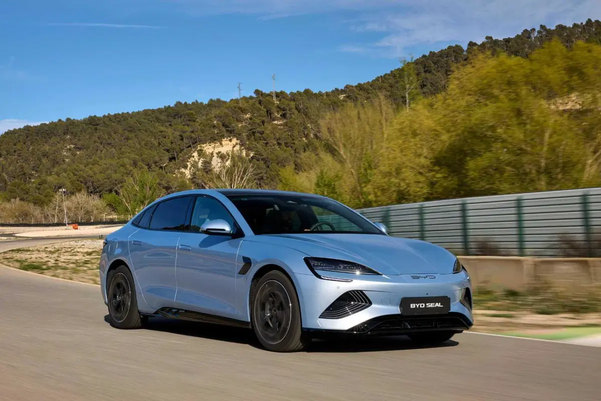 BYD Seal: al volante della top elettrica made in Cina. Batte la Tesla Model 3? (49)